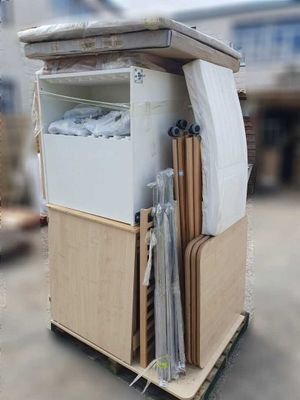 un petit réfrigérateur posé sur une palette