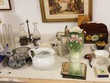 une table sur laquelle se trouvent de nombreux objets
