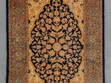 un tapis oriental orné d'un motif en médaillon sur fond bleu