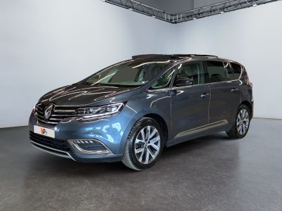 La camionnette bleue est garée dans une pièce blanche au sol noir.