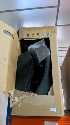 une boîte contenant une valise, posée sur une étagère