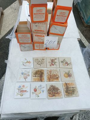 une table sur laquelle sont posées de nombreuses cartes