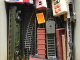 une boîte remplie de petits trains et de rails