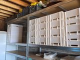 beaucoup de cartons qui se trouvent sur les étagères de la pièce