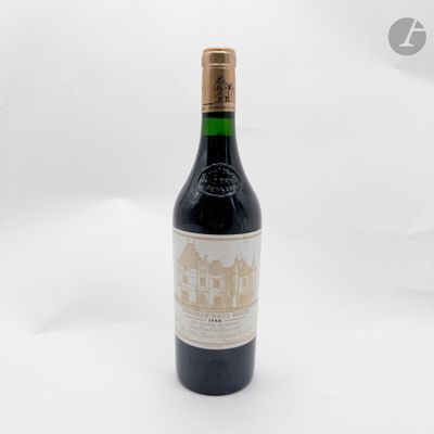 une bouteille de vin posée sur une table