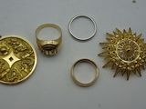 trois bagues en or et une bague ornée d'un soleil