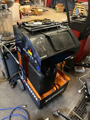 une machine posée sur un chariot dans un garage
