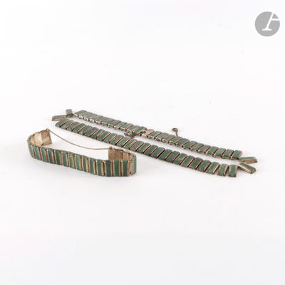 Deux morceaux de tissu rayé vert et blanc sont posés l'un à côté de l'autre