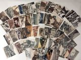 beaucoup de vieilles photos sur la table ensemble