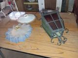 une petite table sur laquelle se trouvent une lampe et un abat-jour