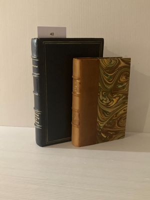 deux livres posés sur une table blanche