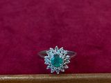 un gros plan d'une bague posée sur un fond de velours rouge