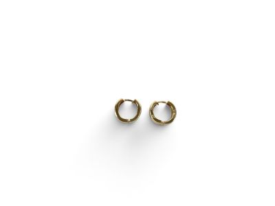 une paire de petites boucles d'oreilles créoles en or sur fond blanc