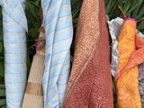 de nombreuses serviettes de différentes couleurs suspendues à un séchoir à linge