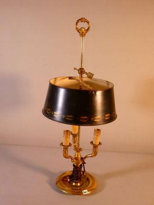 une lampe posée sur une table avec un abat-jour noir