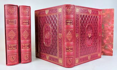 Deux livres rouges sont posés l'un à côté de l'autre sur une surface blanche.