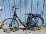 un vélo garé près d'un mur bleu
