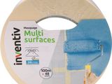 un gros plan d'un rouleau de ruban adhésif posé sur une surface blanche