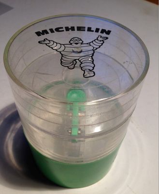 un gobelet en plastique contenant un liquide vert