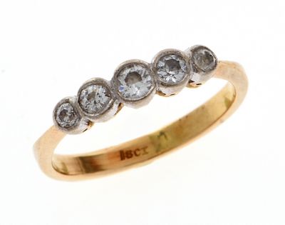 une photo d'une bague de cinq stones sertie de diamants