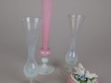 deux vases posés l'un à côté de l'autre sur une table