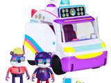un petit camion miniature avec deux figurines à côté