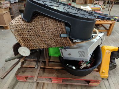 un panier posé sur un tas d'articles disposés sur une palette
