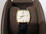 une montre qui se trouve à l'intérieur d'un étui à montre