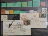 une photo d'une collection de timbres exposée dans une vitrine