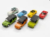 plusieurs petites voitures sont alignées sur une surface blanche
