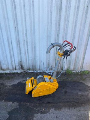 une petite machine jaune posée par terre