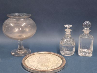 Ensemble de verrerie comprenant : - 1 petite carafe - 1 peti…