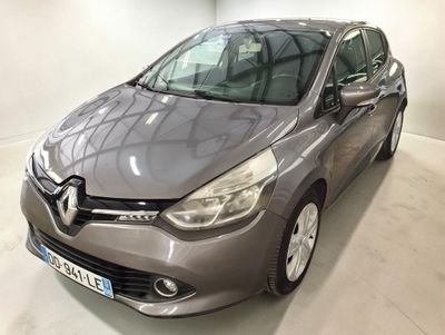 Une voiture grise est garée dans une pièce blanche