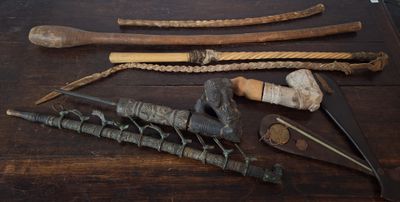 de nombreux types d'armes différents posés sur une table
