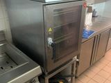 fours et cuisinières en acier inoxydable dans une cuisine professionnelle dotée d'un carrelage au sol