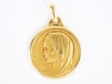 gros plan d'une pièce d'or portant un visage de femme