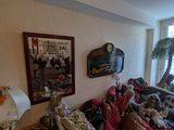 un salon avec plein de peluches sur le canapé
