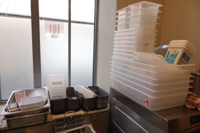 une pile de récipients en plastique posée sur le plan de travail de la cuisine