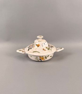 Bouillon couvert en faïence, décor de fleurs des champs.