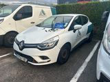 deux voitures garées l'une à côté de l'autre dans un parking