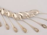 many spoons and spoon spoons arranged in a row