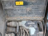 une boîte à outils contenant des outils, posée sur le sol