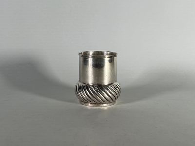 un gros plan d'une bague en argent posée sur une table