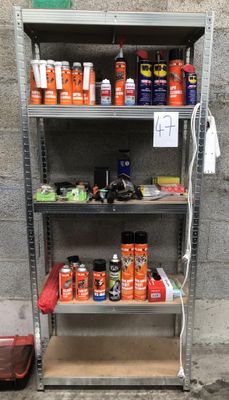 de nombreux pots de peinture sur les étagères du garage