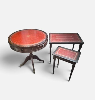 une table et deux chaises placées l'une à côté de l'autre