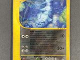 gros plan d'une carte pokemon sur une table