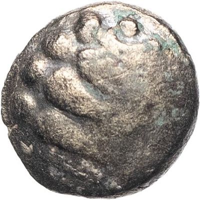 un gros plan d'une pièce de monnaie avec un visage dessus