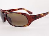 lunettes de soleil marron avec des verres marron sur fond blanc