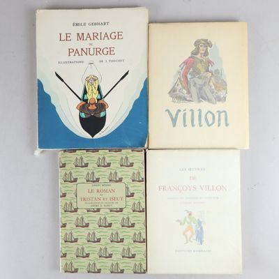 trois livres sont empilés sur une table