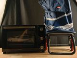 un sac et un micro-ondes posés sur une table